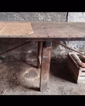 Vecchio ma funzionale bancone da lavoro in legno
