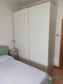 armadio camera bianco