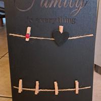 Lavagna con mollettine per foto e biglietti