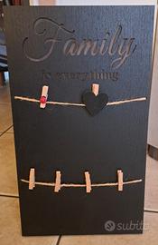 Lavagna con mollettine per foto e biglietti