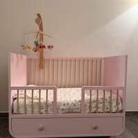 Lettino Ikea Myllra rosa con materasso