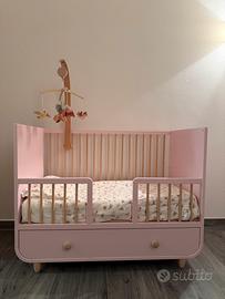 Lettino Ikea Myllra rosa con materasso