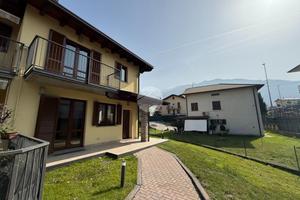 VILLA A SCHIERA D'ANGOLO A DARFO BOARIO TERME