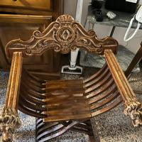 Tris di sedie Savonarola in legno intagliato