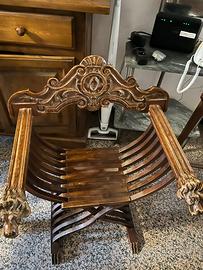 Tris di sedie Savonarola in legno intagliato