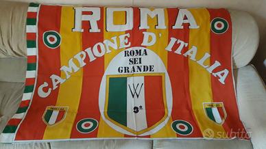 bandiera Roma e poster Totti