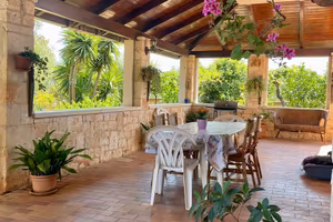 Porzione di villa immersi nel verde con parcheggio