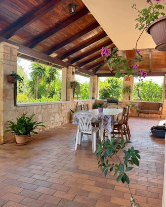 Porzione di villa immersi nel verde con parcheggio