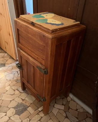 Frigo antico in legno