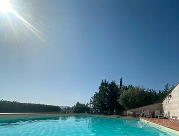 Casa immersa nel verde con piscina