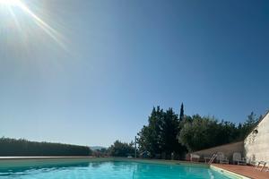 Casa immersa nel verde con piscina
