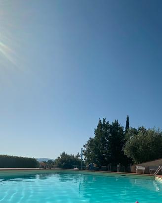 Casa immersa nel verde con piscina