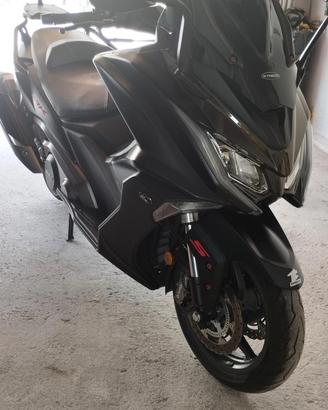 Scooter AK 550 modello premium