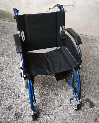 Sedia a rotelle carrozzina per disabili e anziani
