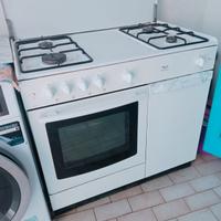 Cucina con forno e vano portabombola