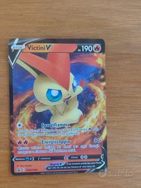 carta Pokémon victini v con moneta