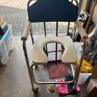 Sedia con ruote per doccia e servizi