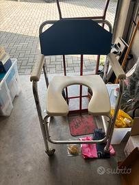 Sedia con ruote per doccia e servizi