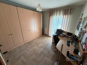 Arredo ufficio scrivania poltrona armadio
