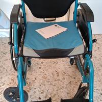 Carrozzina/sedia pieghevole ad autospinta