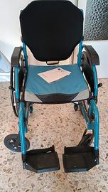 Carrozzina/sedia pieghevole ad autospinta