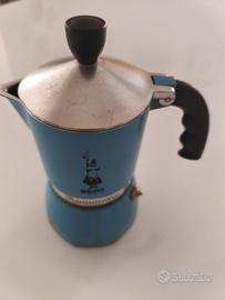 Caffettiera azzurra della Bialetti 