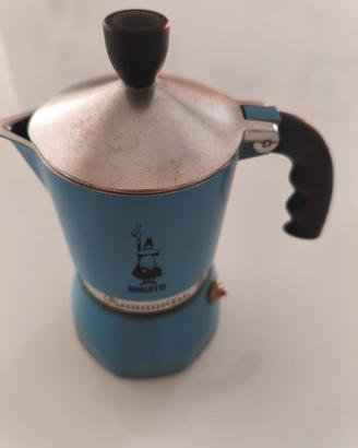 Caffettiera azzurra della Bialetti 
