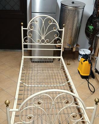 Letto singolo rete e spalliera.