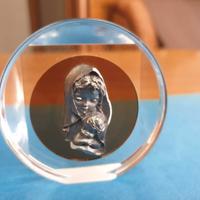 Fermacarte in vetro con Madonna