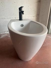 Lavandino ovale e bidet carenato