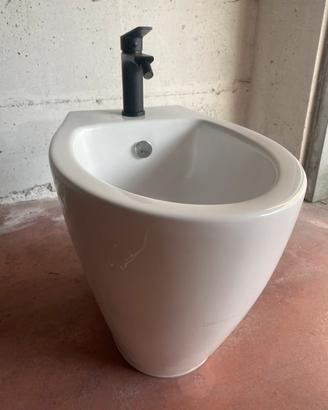 Lavandino ovale e bidet carenato