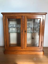 Mobile vetrina in noce massiccio