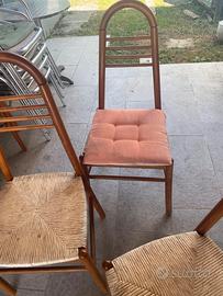 Cinque sedie in legno per cucina
