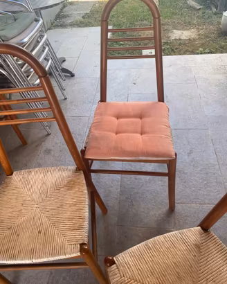 Cinque sedie in legno per cucina