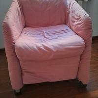Poltroncina rosa per camera 