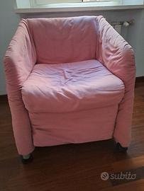 Poltroncina rosa per camera 