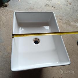 lavabo da appoggio e miscelatore 