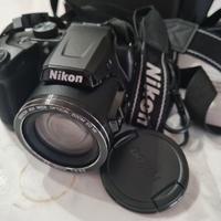 Fotocamera digitale compatta Nikon con custodia 