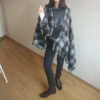 Poncho a quadri grigio e nero