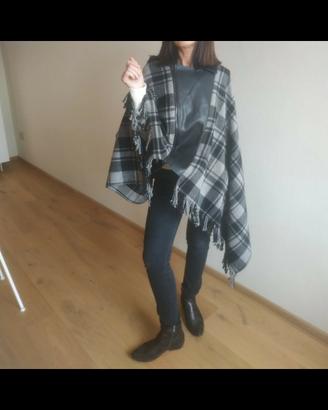 Poncho a quadri grigio e nero