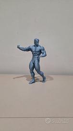 Arnold Schwarzenegger posa bicipite largo