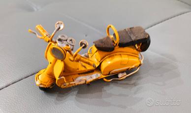 Modellino Scooter Vespa gialla vintage in Metallo 