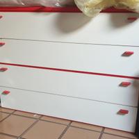 Cassettiera bianca con dettagli rossi