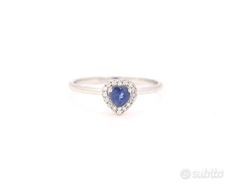 Anello con zaffiro cuore e diamanti