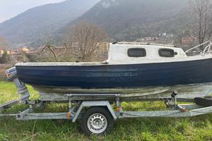 Barca Sunday 5 senza vele con motore da sistemare