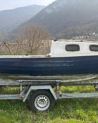 Barca Sunday 5 senza vele con motore da sistemare