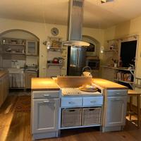 Cucina Minacciolo con tavolo sedie e vetrina