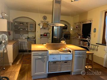 Cucina Minacciolo con tavolo sedie e vetrina