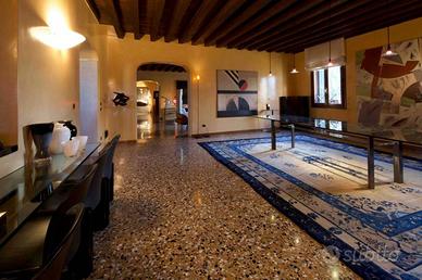 Attico / Mansarda di 810 m² con più di 5 locali e 