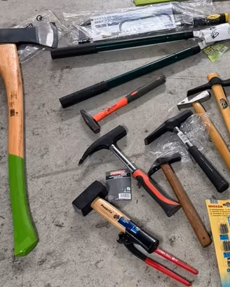 Ascia grande con manico in legno, mai usata